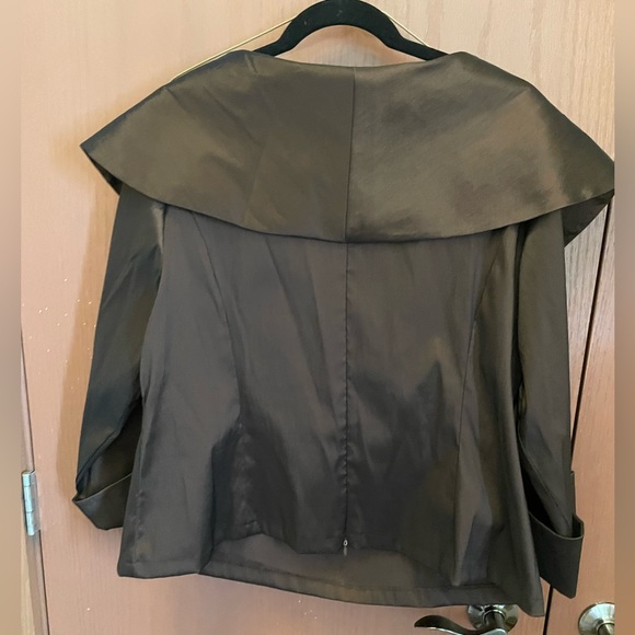 R & M Richards Size 18 W. Fancy top in a poly, nylon spandex blend c/w a broach - Picture 5 of 6